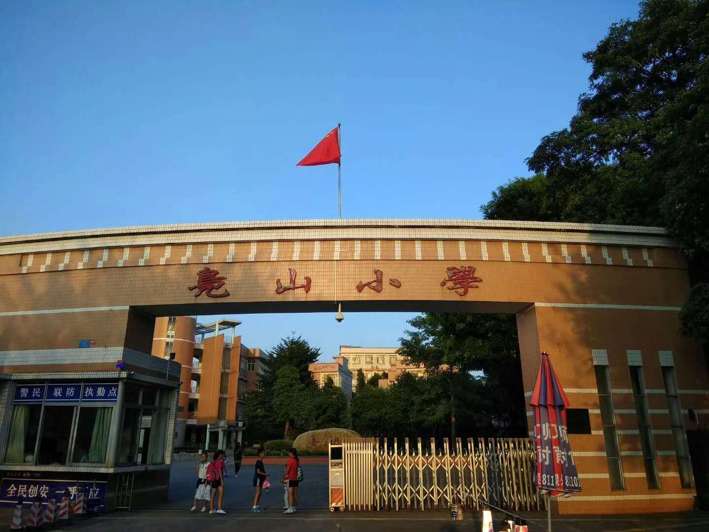喜有沃不銹鋼管廠家東莞寮步鳧山小學(xué)護(hù)欄換新項(xiàng)目
