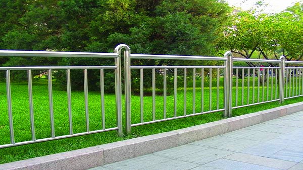 公園內(nèi)不銹鋼管材質(zhì)護欄